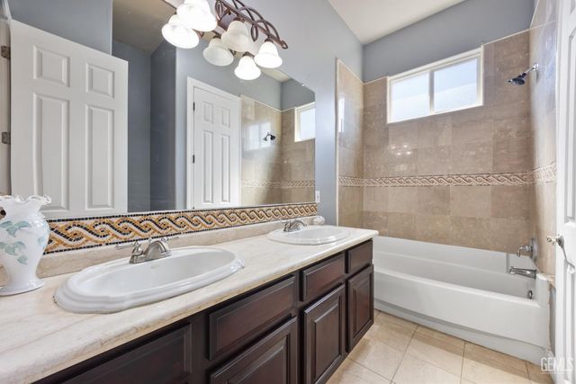 3727 Park Mountain Drive, Bakersfield, CA 93308