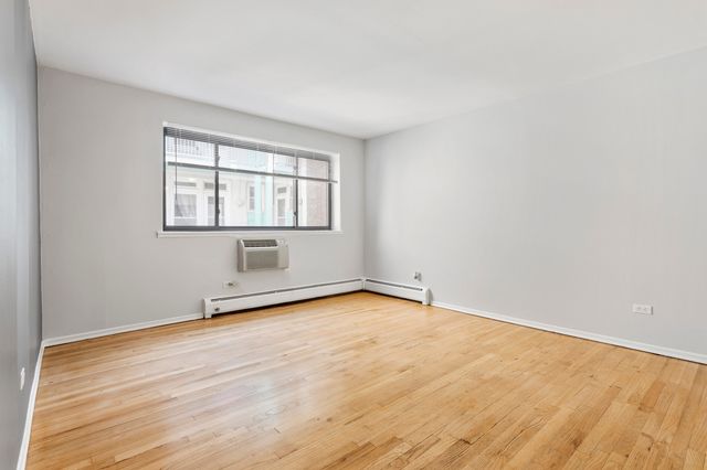 6758 N Sheridan Avenue 438, Chicago, IL 60626