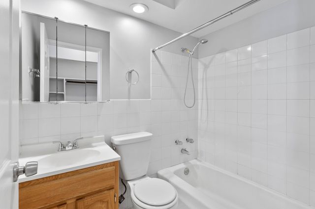 6758 N Sheridan Avenue 438, Chicago, IL 60626