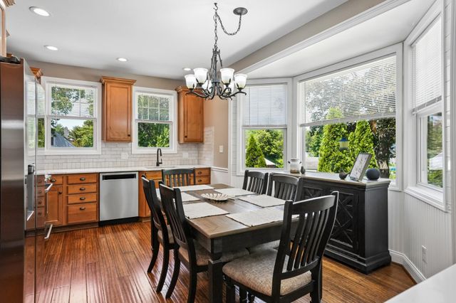 6 SUMMIT AVE, Berlin, NJ 08009