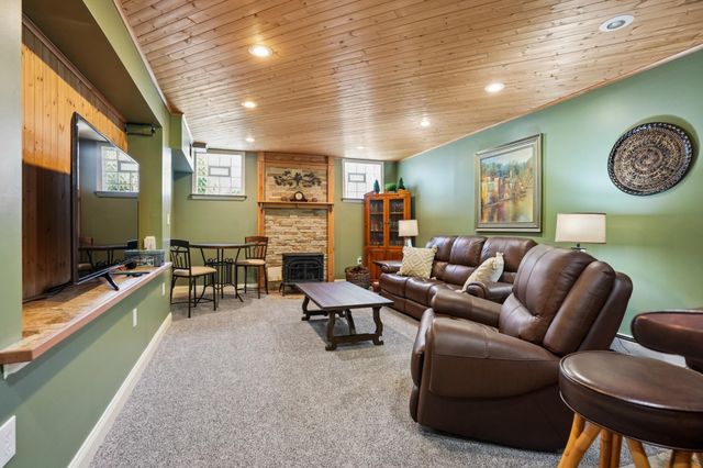 6 SUMMIT AVE, Berlin, NJ 08009