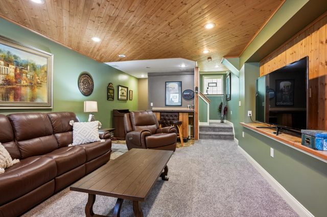 6 SUMMIT AVE, Berlin, NJ 08009