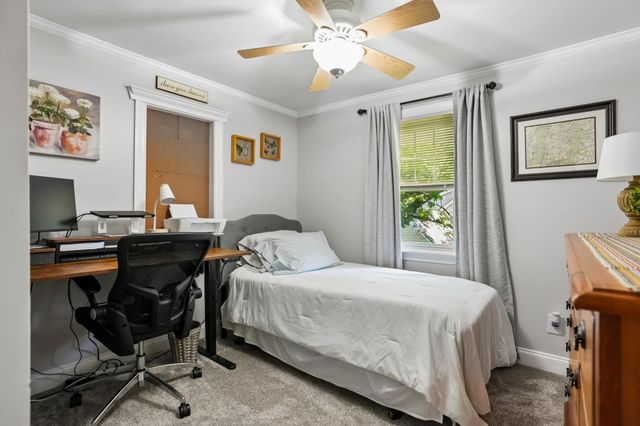 6 SUMMIT AVE, Berlin, NJ 08009