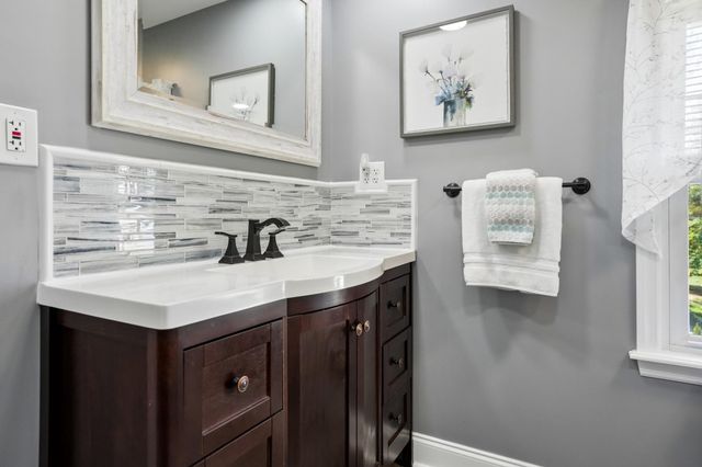 6 SUMMIT AVE, Berlin, NJ 08009