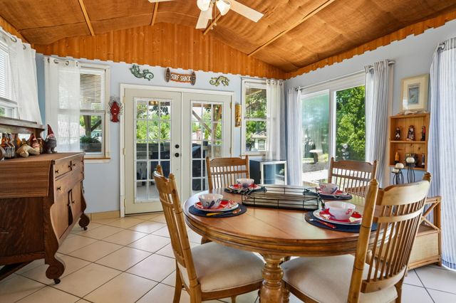 6 SUMMIT AVE, Berlin, NJ 08009