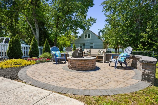 6 SUMMIT AVE, Berlin, NJ 08009