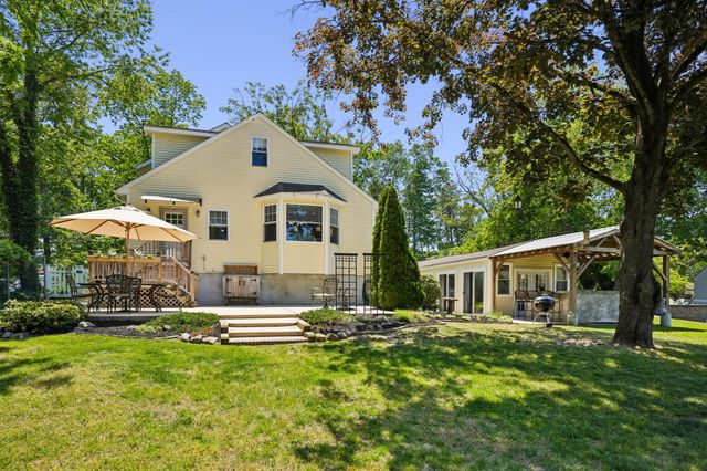 6 SUMMIT AVE, Berlin, NJ 08009