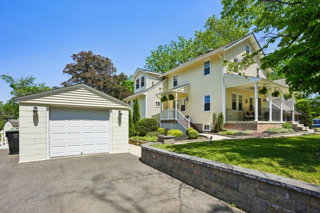 6 SUMMIT AVE, Berlin, NJ 08009