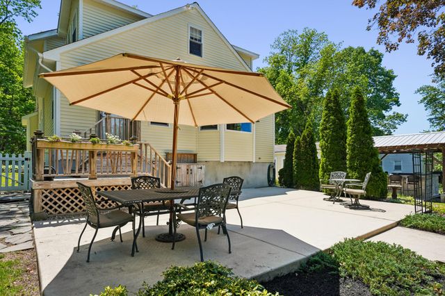 6 SUMMIT AVE, Berlin, NJ 08009