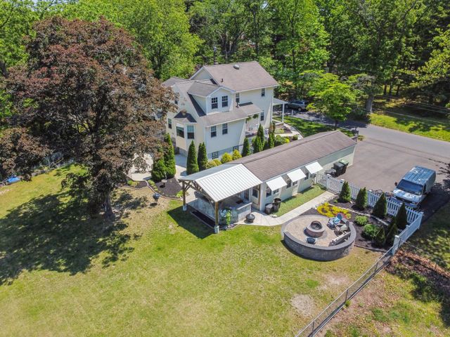6 SUMMIT AVE, Berlin, NJ 08009