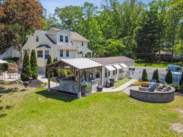 6 SUMMIT AVE, Berlin, NJ 08009