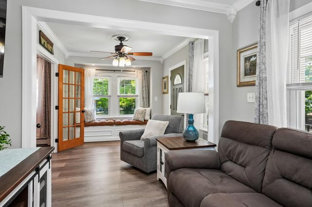 6 SUMMIT AVE, Berlin, NJ 08009