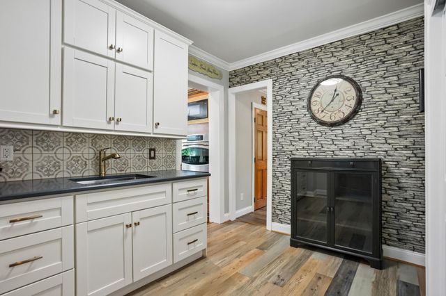 6 SUMMIT AVE, Berlin, NJ 08009
