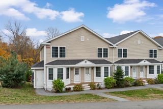 18 Maple St Apt 1, Derry, NH 03038
