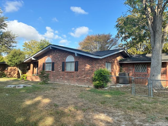 114 Nueces, Seguin, TX 78155