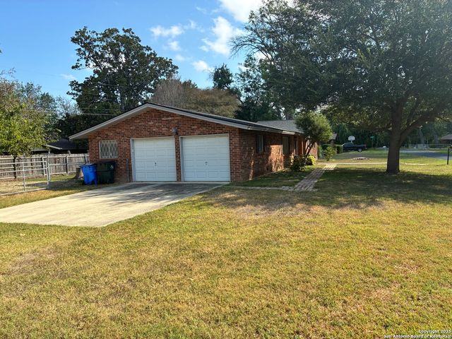 114 Nueces, Seguin, TX 78155
