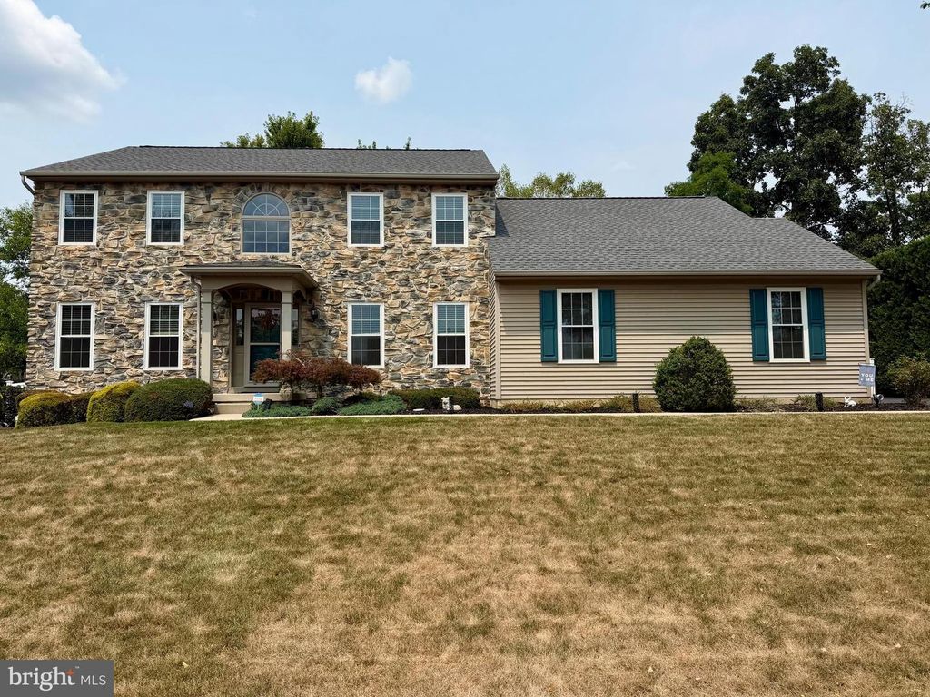 Image 1 of property listing at 2851 PRIMROSE LN N, York, PA 17404
