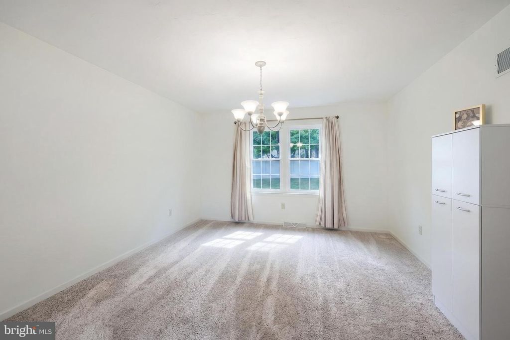 Image 16 of property listing at 2851 PRIMROSE LN N, York, PA 17404