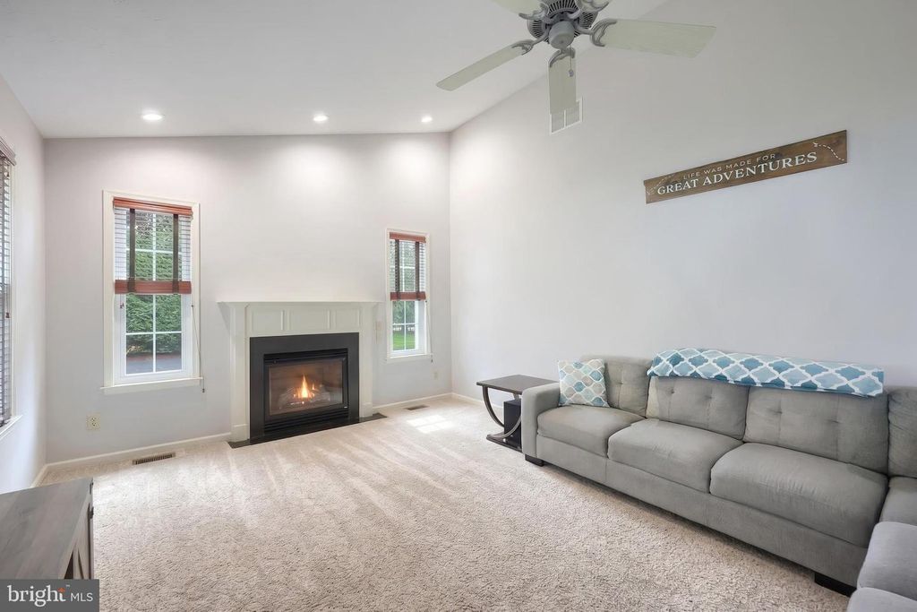 Image 18 of property listing at 2851 PRIMROSE LN N, York, PA 17404