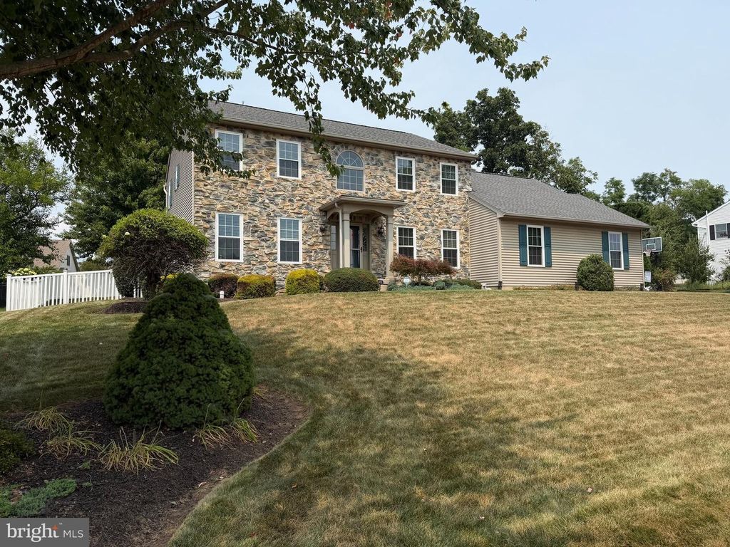 Image 2 of property listing at 2851 PRIMROSE LN N, York, PA 17404