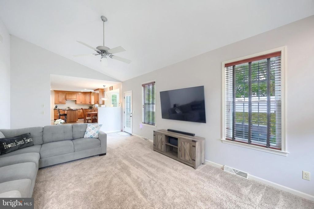 Image 20 of property listing at 2851 PRIMROSE LN N, York, PA 17404