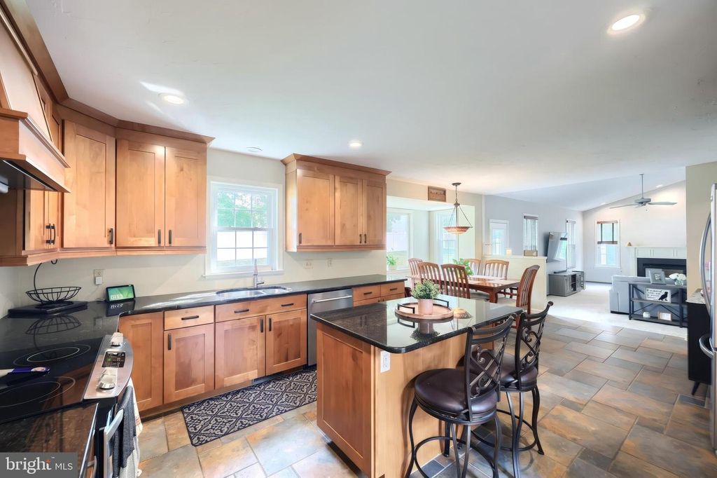 Image 24 of property listing at 2851 PRIMROSE LN N, York, PA 17404