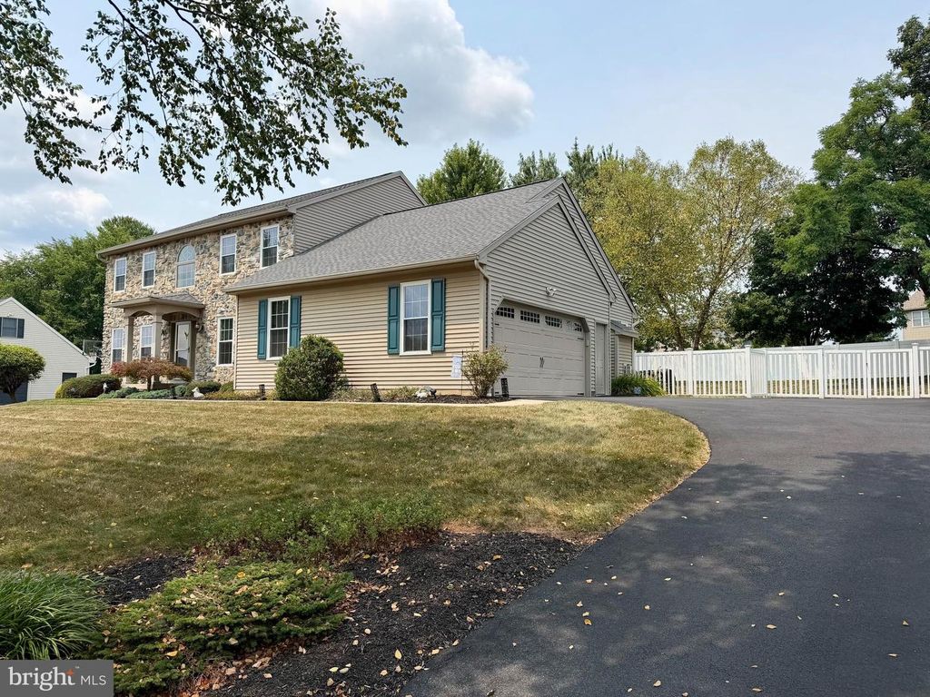 Image 3 of property listing at 2851 PRIMROSE LN N, York, PA 17404