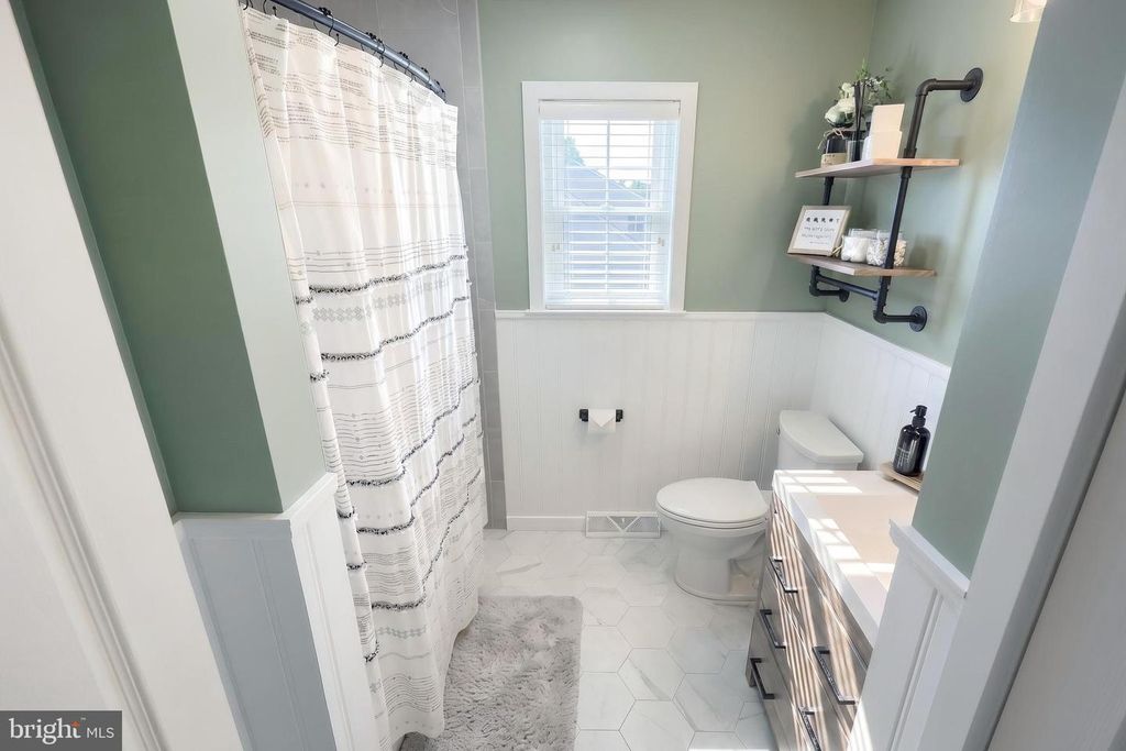 Image 37 of property listing at 2851 PRIMROSE LN N, York, PA 17404