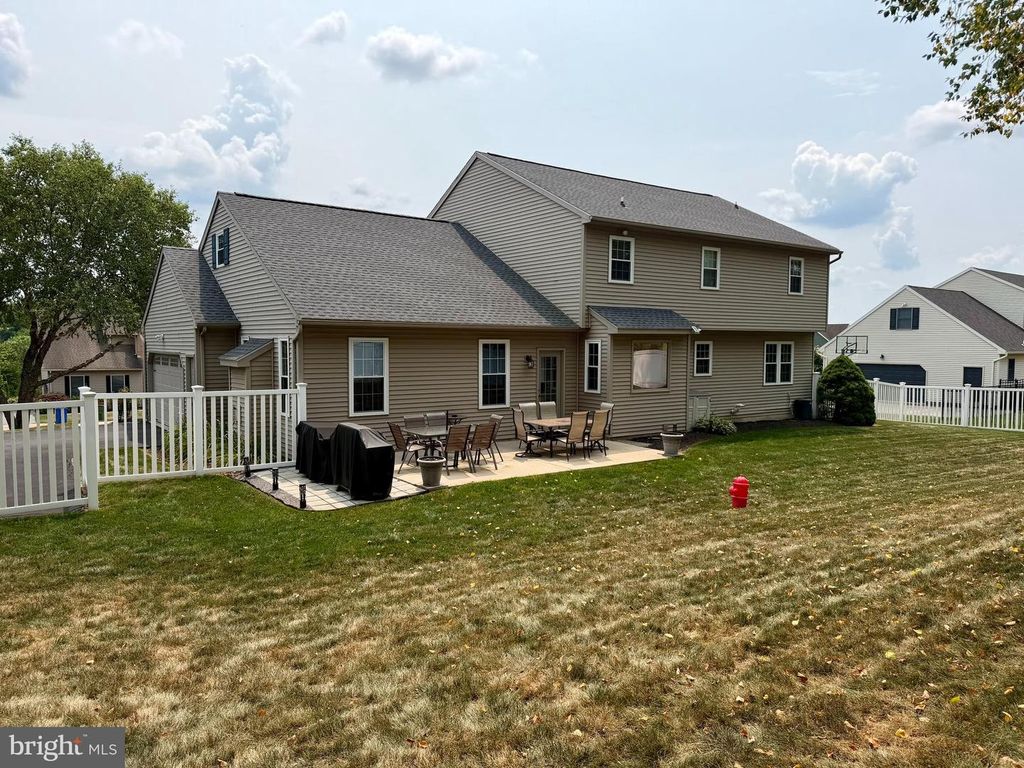 Image 4 of property listing at 2851 PRIMROSE LN N, York, PA 17404