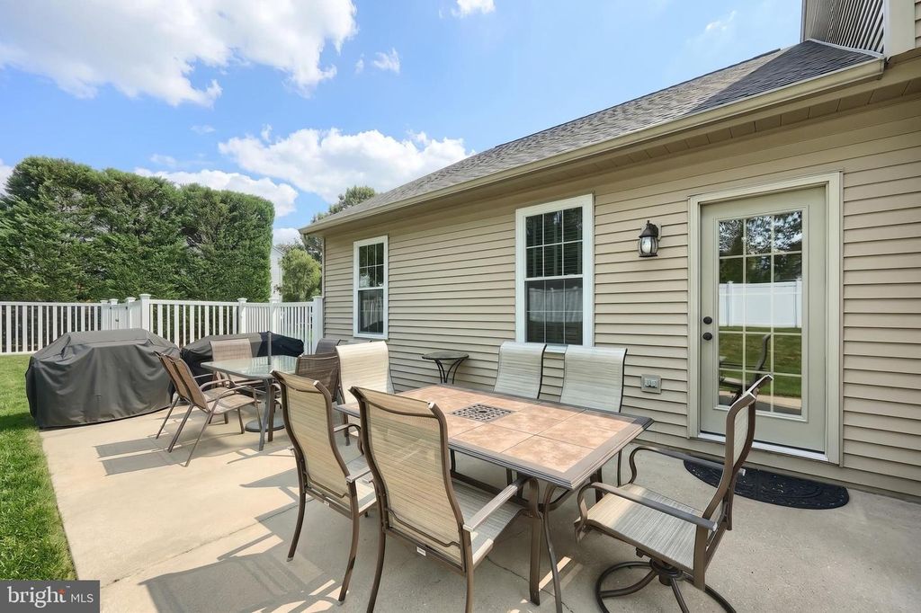 Image 44 of property listing at 2851 PRIMROSE LN N, York, PA 17404