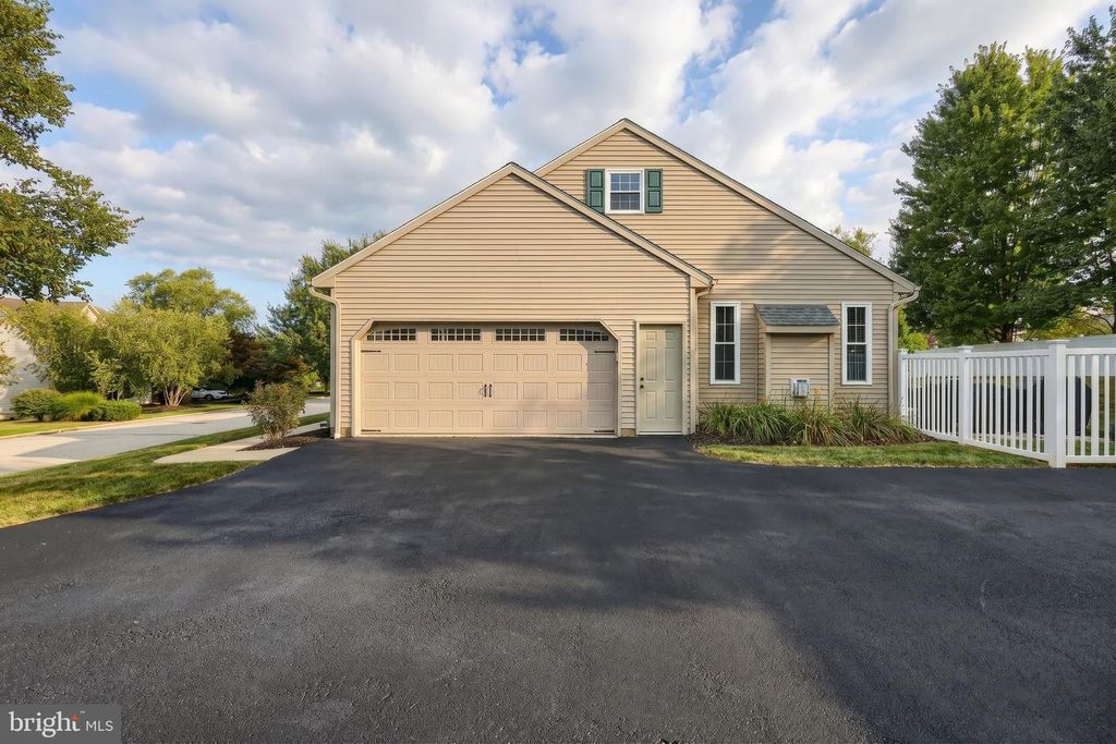 Image 6 of property listing at 2851 PRIMROSE LN N, York, PA 17404