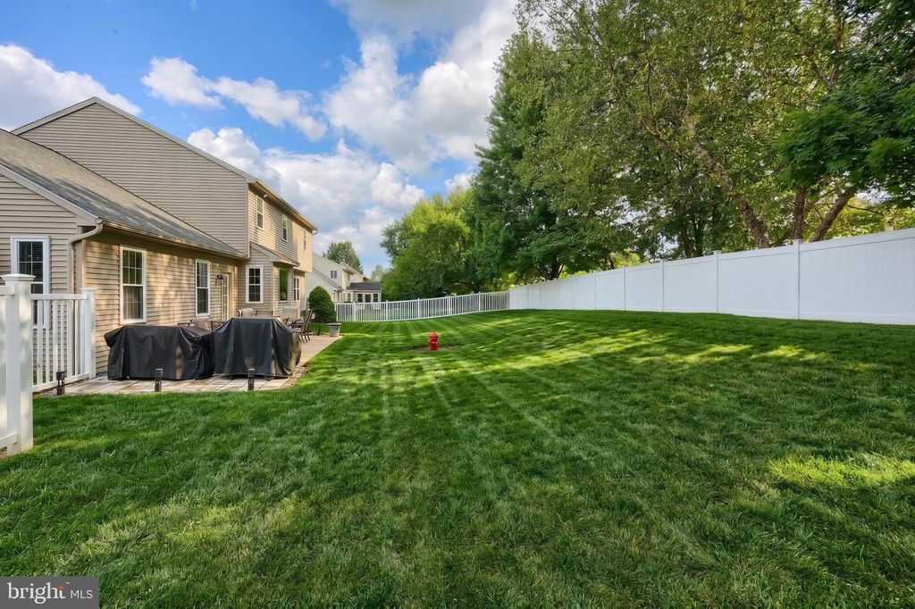 Image 7 of property listing at 2851 PRIMROSE LN N, York, PA 17404