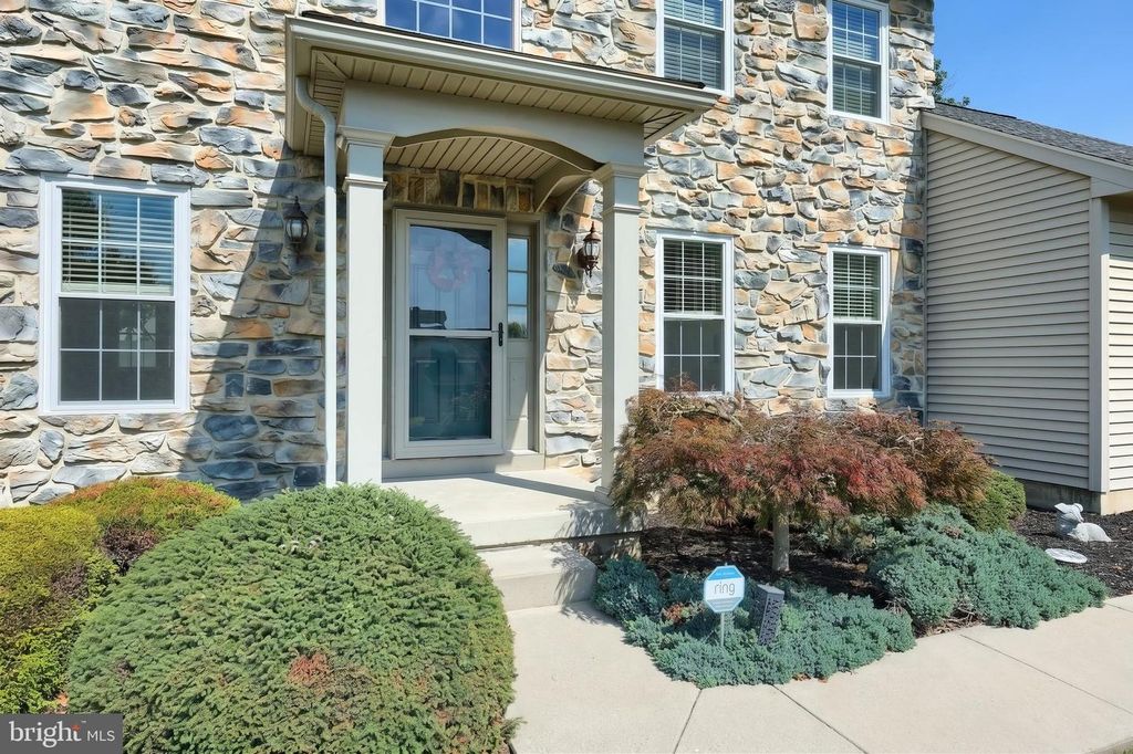 Image 9 of property listing at 2851 PRIMROSE LN N, York, PA 17404
