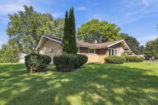 3735 San Fernando DRIVE, Brookfield, WI 53045