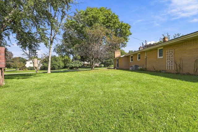 3735 San Fernando DRIVE, Brookfield, WI 53045