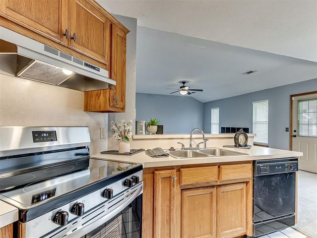 321 Bradgate Drive, Yukon, OK 73099