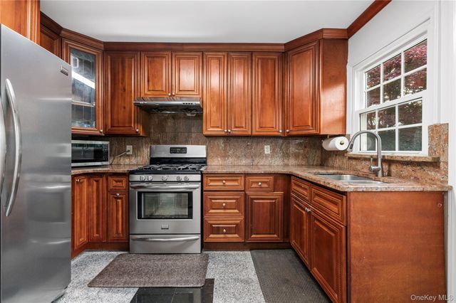 14 Evans Avenue, Albertson, NY 11507
