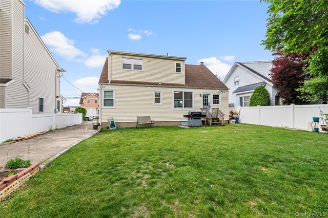 14 Evans Avenue, Albertson, NY 11507