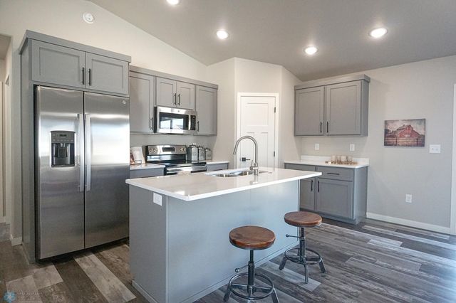 6016 80th Avenue S, Fargo, ND 58047