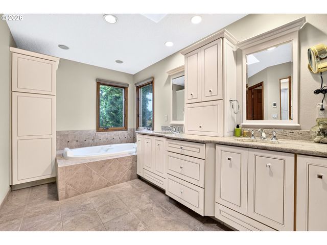 1334 TROON Dr, West Linn, OR 97068
