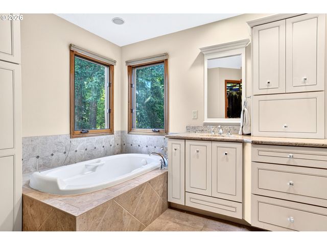 1334 TROON Dr, West Linn, OR 97068