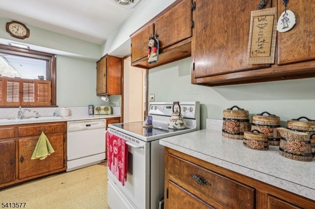 33 Lotz St, North Haledon Boro, NJ 07508