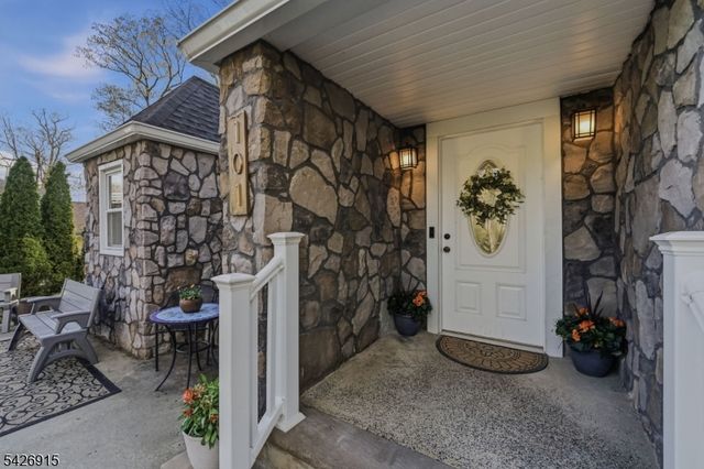 101 Pitney Rd, Hopatcong Boro, NJ 07821
