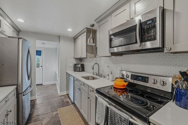 101 Pitney Rd, Hopatcong Boro, NJ 07821