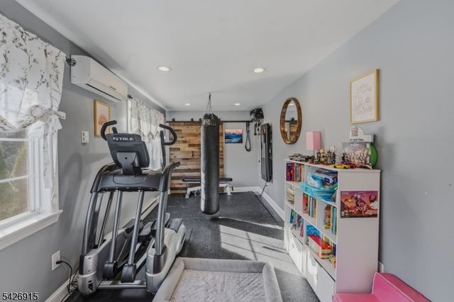 101 Pitney Rd, Hopatcong Boro, NJ 07821
