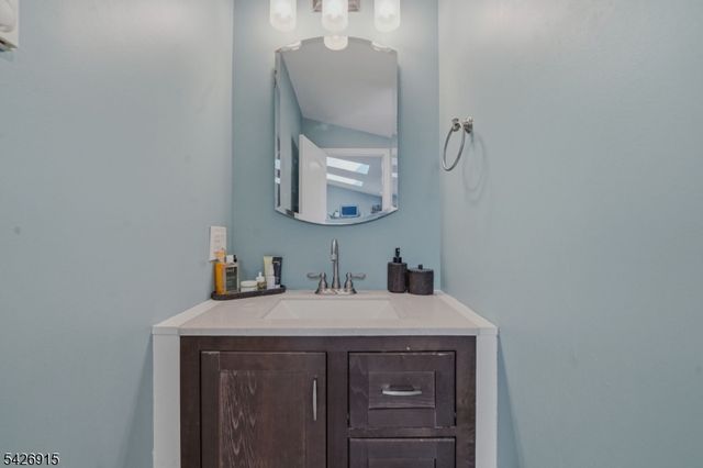 101 Pitney Rd, Hopatcong Boro, NJ 07821