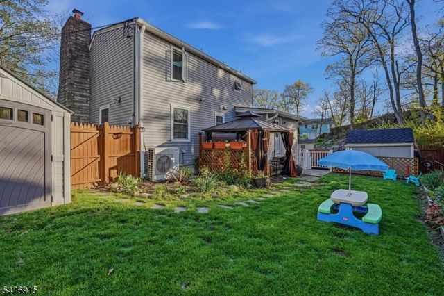 101 Pitney Rd, Hopatcong Boro, NJ 07821