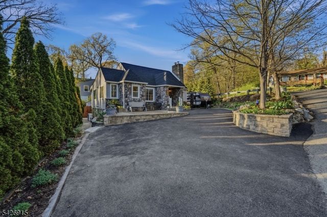 101 Pitney Rd, Hopatcong Boro, NJ 07821