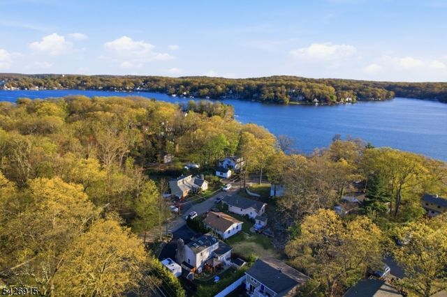 101 Pitney Rd, Hopatcong Boro, NJ 07821