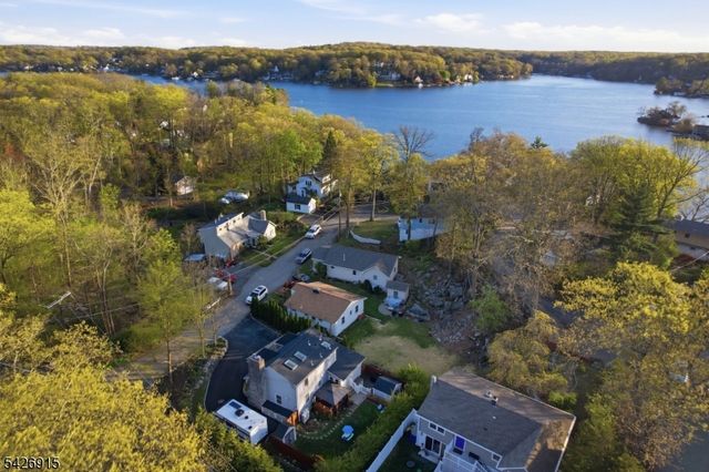 101 Pitney Rd, Hopatcong Boro, NJ 07821